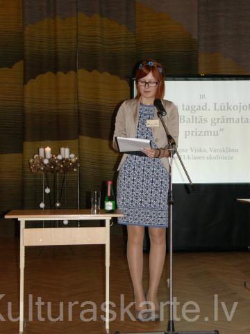 Zinātniskā konference "Baltajai gŗāmatai -100" Neretas vidusskolā 2014. gada 5. decembrī. Fotogrāfijā Varakļānu vidusskolas skolniece Signe Viška